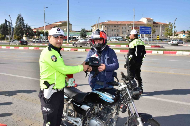 Malatya’da Motosiklet Sürücülerine Ücretsiz Kask Dağıtıldı