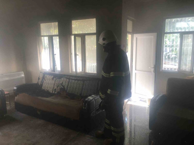 Evde Çıkan Yangın Korkuttu
