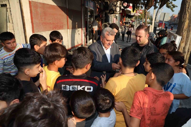 Beyazgül, Çarşı Pazar Esnafını Yalnız Bırakmıyor