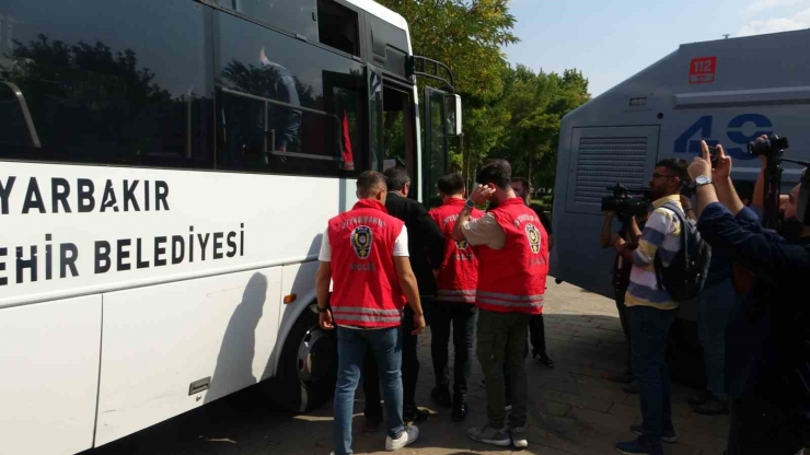 Diyarbakır’da İzinsiz Yürüyüşte Gözaltına Alınan 104 Kişiden 103’ü Serbest Bırakıldı
