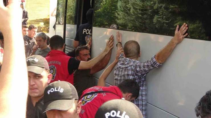 Diyarbakır’da İzinsiz Yürüyüşte Gözaltına Alınan 104 Kişiden 103’ü Serbest Bırakıldı