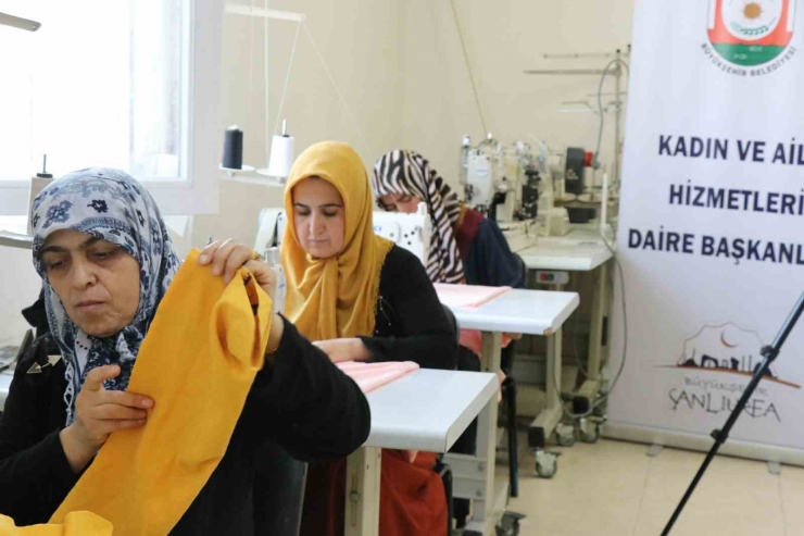 Şanlıurfalı Kadınlar İhtiyaç Sahibi Aileler İçin Kıyafet Dikiyor