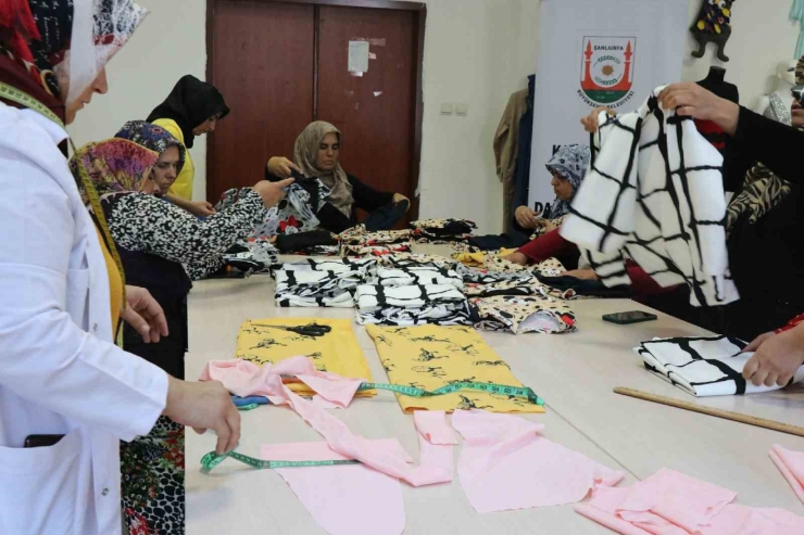 Şanlıurfalı Kadınlar İhtiyaç Sahibi Aileler İçin Kıyafet Dikiyor