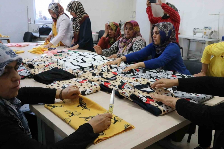 Şanlıurfalı Kadınlar İhtiyaç Sahibi Aileler İçin Kıyafet Dikiyor