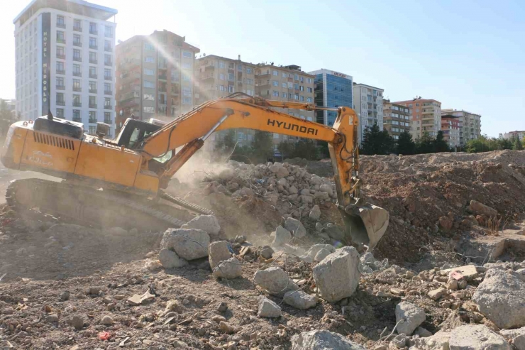 89 Kişiye Mezar Olan Galeria Sitesi’nin Temeli Kapatılıyor