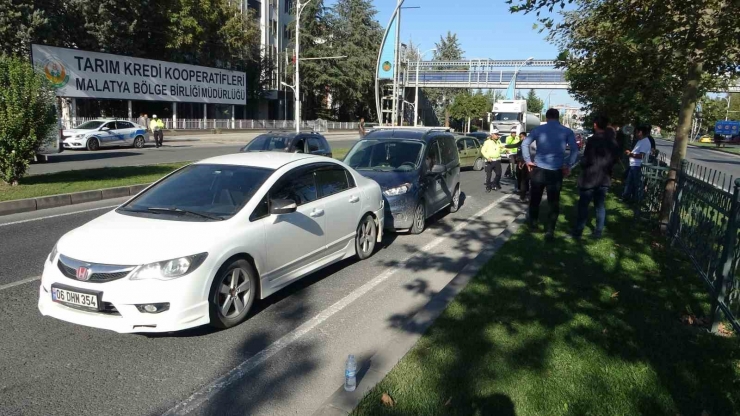 Malatya’da Trafiği Kilitleyen Zincirleme Kaza