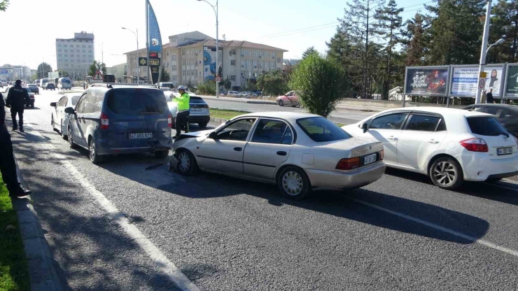 Malatya’da Trafiği Kilitleyen Zincirleme Kaza