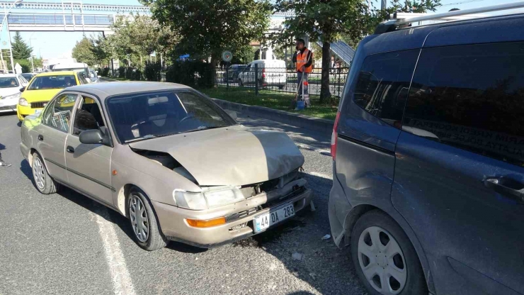 Malatya’da Trafiği Kilitleyen Zincirleme Kaza