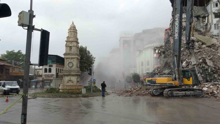 Malatya’da Ağır Hasarlı Binaların Yıkımına Hız Verildi