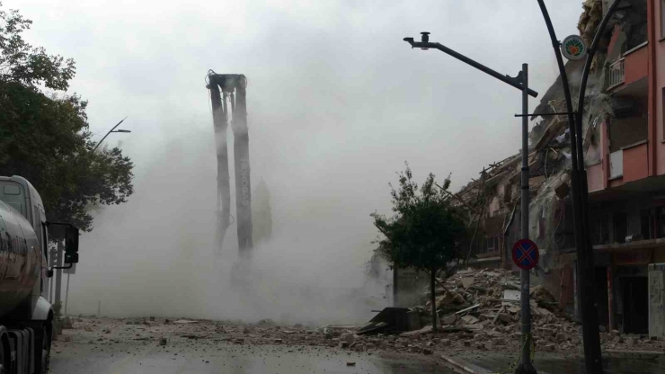 Malatya’da Ağır Hasarlı Binaların Yıkımına Hız Verildi