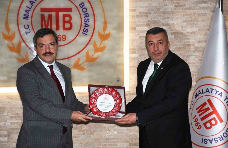 Ödül Alan ‘malatya Kayısısı’ Kitabında Emeği Geçenlere Plaket