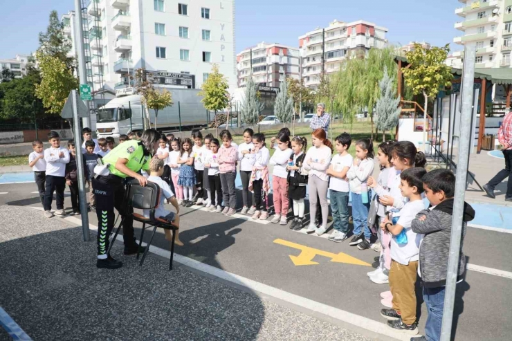 Diyarbakır’da Minik Öğrencilere Uygulamalı Trafik Eğitimi Verildi