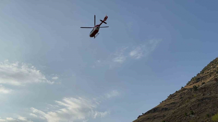 Ambulans Helikopter, Çüngüş’te Ağaçtan Düşen 82 Yaşındaki Mevlüt Amca İçin Havalandı