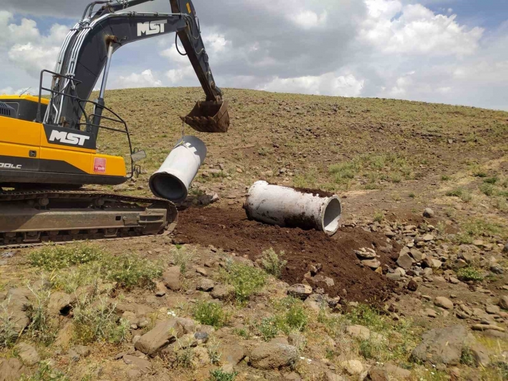 Diyarbakır’da Kırsalda Yol Bakım Ve Üst Yapı Çalışmaları Devam Ediyor