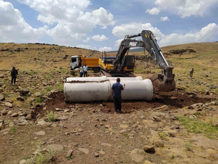 Diyarbakır’da Kırsalda Yol Bakım Ve Üst Yapı Çalışmaları Devam Ediyor