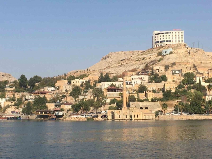 Halfeti’nin Görüntüsünü Bozan Otel Yıkıldı