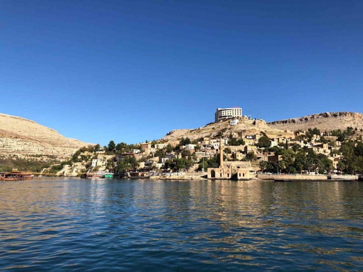 Halfeti’nin Görüntüsünü Bozan Otel Yıkıldı