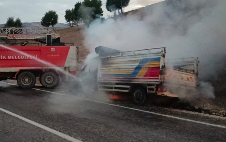 Alev Topuna Dönen Kamyonettin İçinden Son Anda Çıktılar