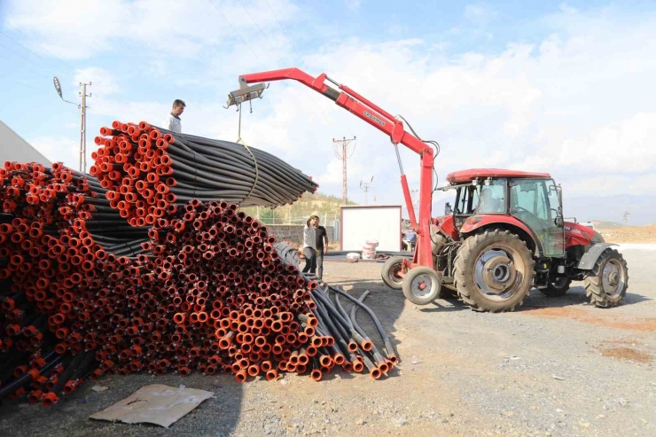 Büyükşehir, Depremzede Çiftçilere Sulama Sistemi Desteği Veriyor