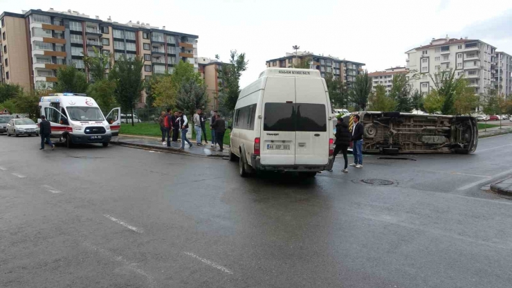 Malatya’da Minibüsle Çarpışan Öğrenci Servisi Devrildi