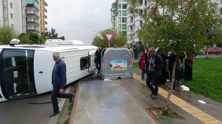 Malatya’da Minibüsle Çarpışan Öğrenci Servisi Devrildi