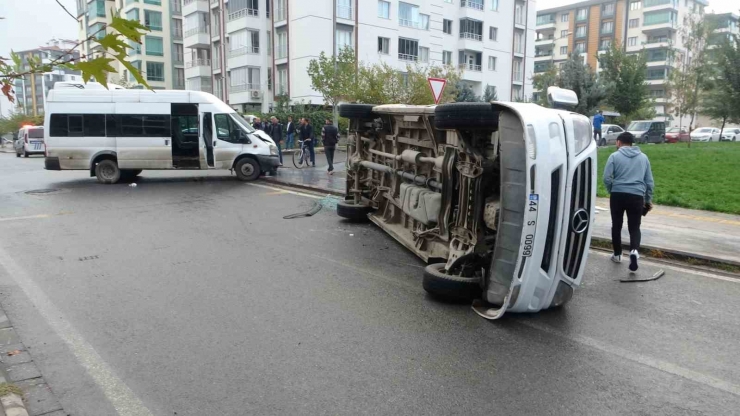 Malatya’da Minibüsle Çarpışan Öğrenci Servisi Devrildi