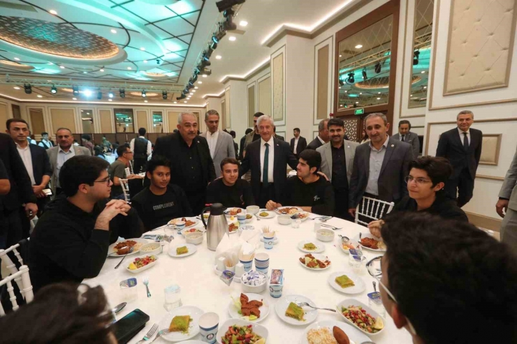 Şahinbey Belediyesi’nin 6. Kitap Fuarı Depremzede Öğrencileri Ağırladı