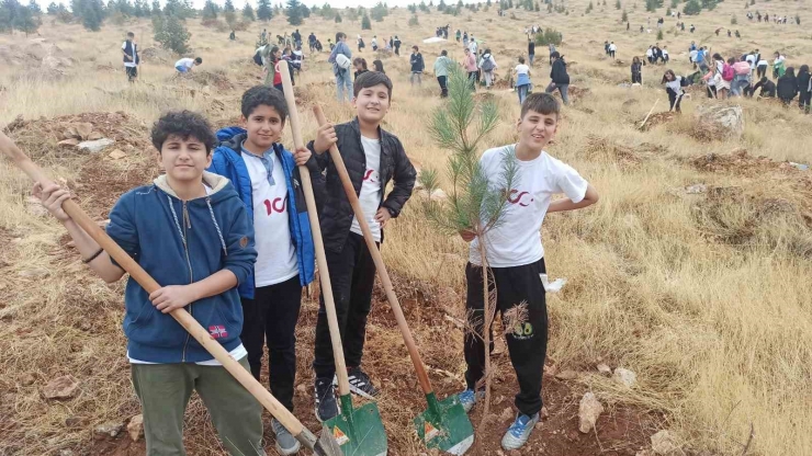 Cumhuriyet’in 100. Yılında Öğrenciler Fidan Dikti