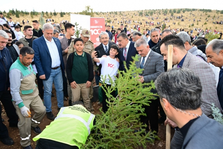 Cumhuriyet’in 100. Yılında Öğrenciler Fidan Dikti