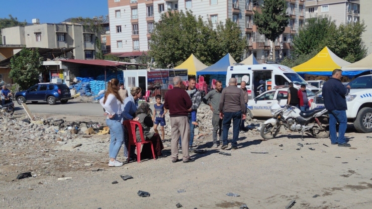 İki Otomobil Kavşakta Çarpıştı, 1 Sürücü Yaralandı