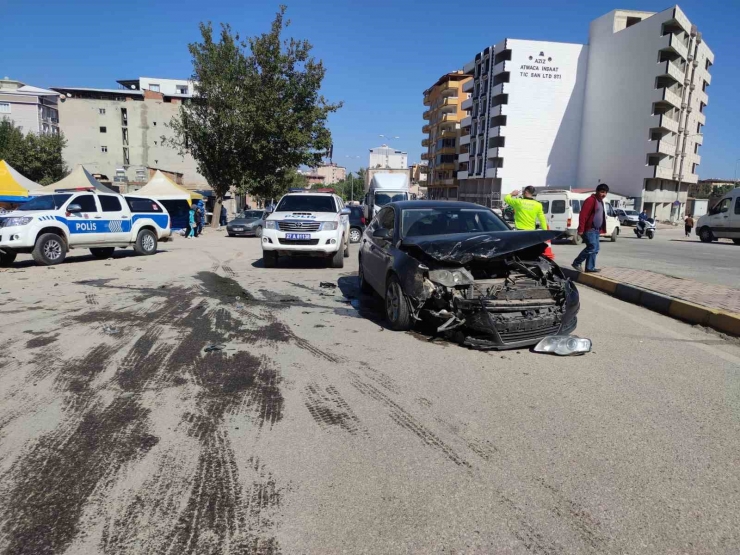 İki Otomobil Kavşakta Çarpıştı, 1 Sürücü Yaralandı