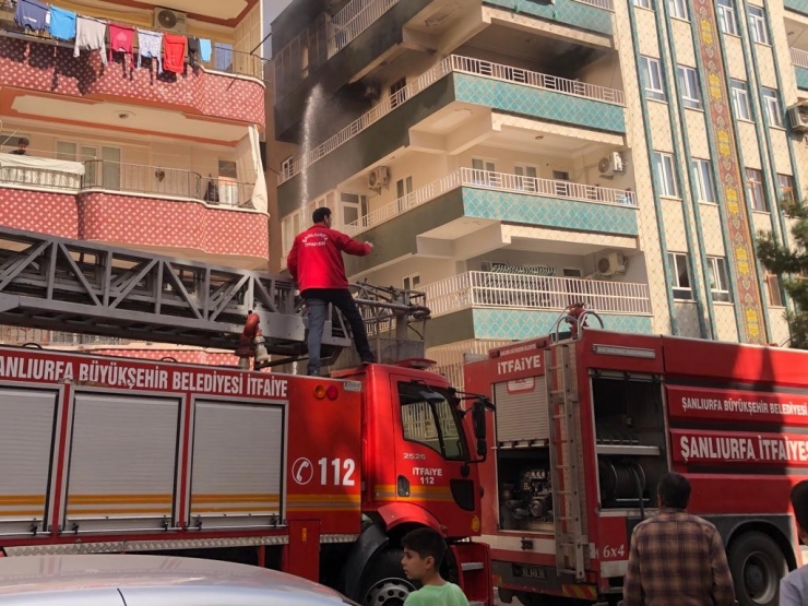 Şanlıurfa’da Korkutan Yangın: 3 Kişi Dumandan Etkilendi