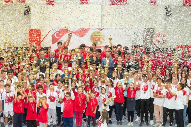 Cumhuriyetin 100. Yılında Şampiyonlar Ödüllendirildi