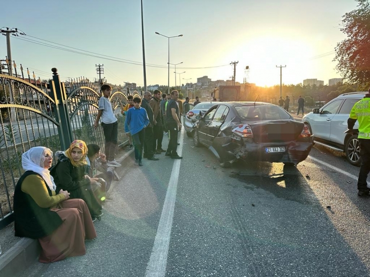 Diyarbakır’da 6 Aracın Karıştığı Zincirleme Kazada 3 Kişi Yaralandı