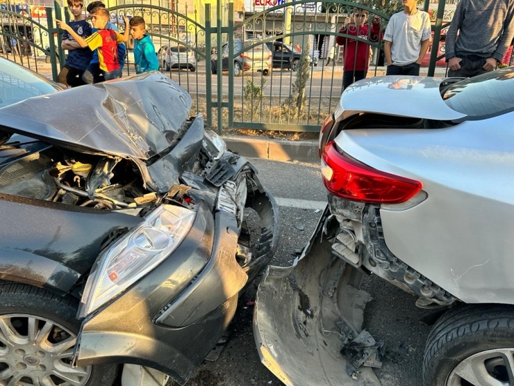 Diyarbakır’da 6 Aracın Karıştığı Zincirleme Kazada 3 Kişi Yaralandı