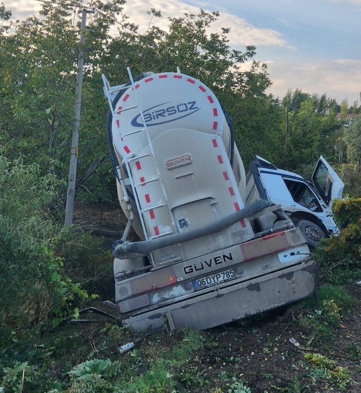 Tanker Şarampole Devrildi: 1 Yaralı