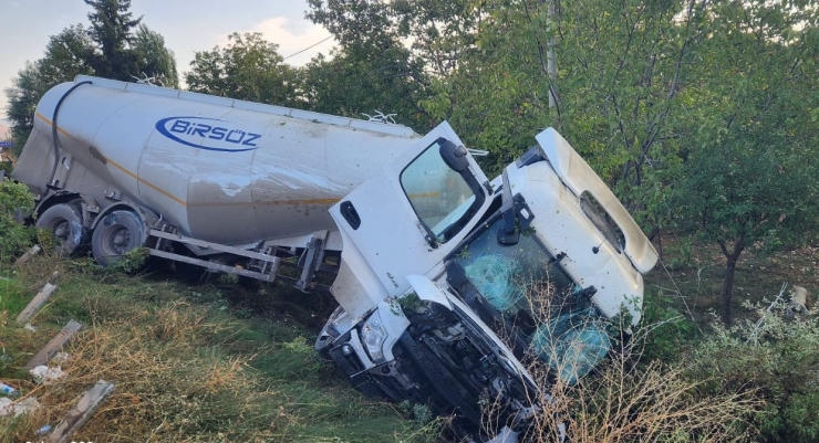 Tanker Şarampole Devrildi: 1 Yaralı