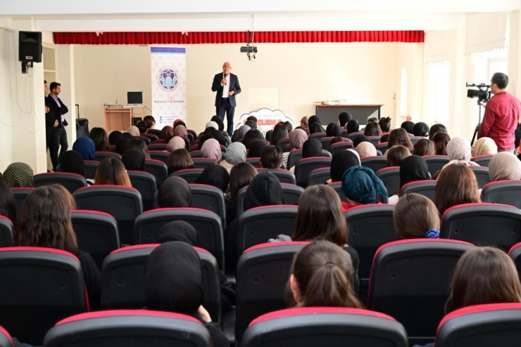 Güder, Gençlerin Yanında Olmaya Devam Ediyor