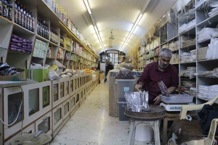 Diyarbakır’da Tarihi Geçitte 100 Yıldır Baharatçılık Yapılıyor