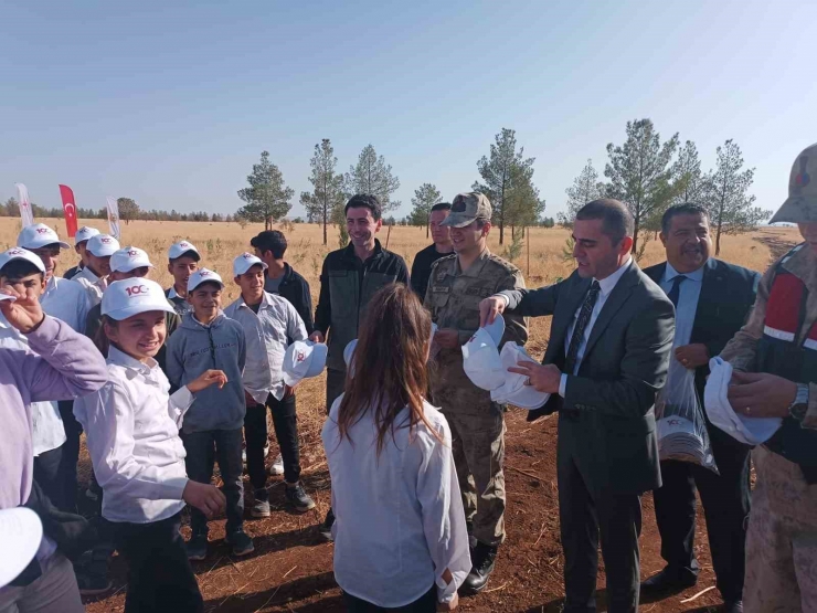 Siverek’te Cumhuriyetin 100. Yılı Anısına Ağaç Dikildi