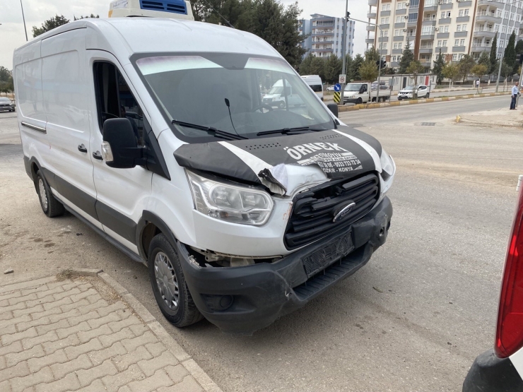 Yaralı Taşıyan Ambulans İle Minibüs Çarpıştı: 1 Yaralı