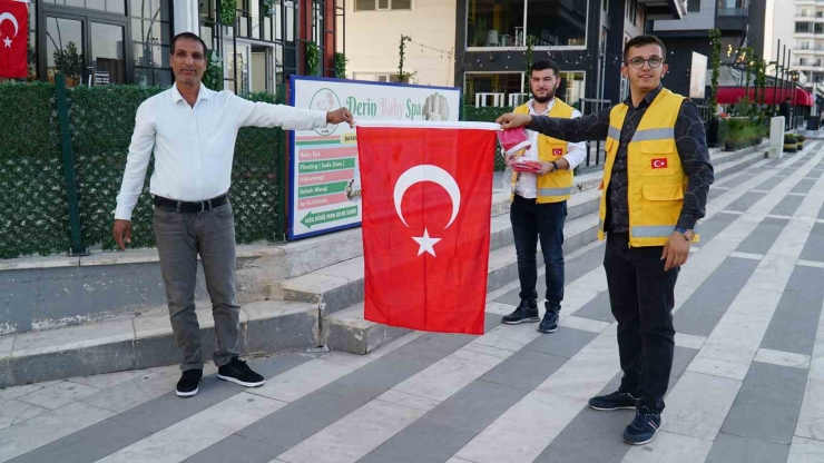 Haliliye Belediyesi Bayrak Dağıttı