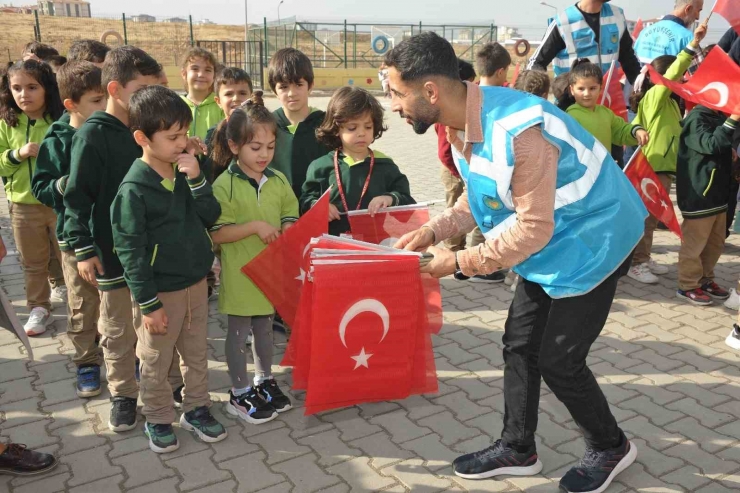 Malatya’da 10 Bin Bayrak Dağıtıldı