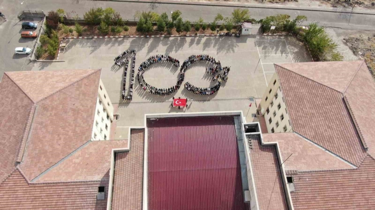 Siverek’te Öğrencilerden Cumhuriyetin 100. Yılına Özel Koreografi