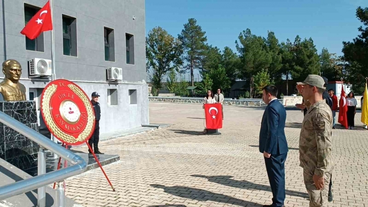 Dicle’de 29 Ekim Cumhuriyet Bayramı Kutlamaları Çelenk Sunma Töreniyle Başladı