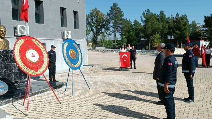 Dicle’de 29 Ekim Cumhuriyet Bayramı Kutlamaları Çelenk Sunma Töreniyle Başladı