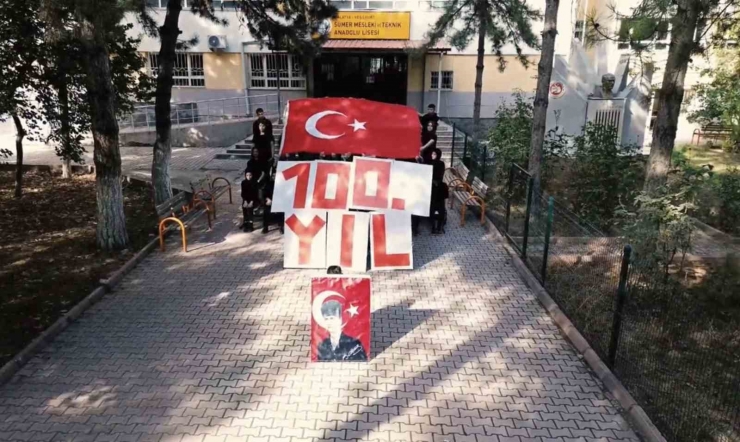 Malatya’da Öğrencilerden Cumhuriyet’in 100. Yılına Özel Koreografi