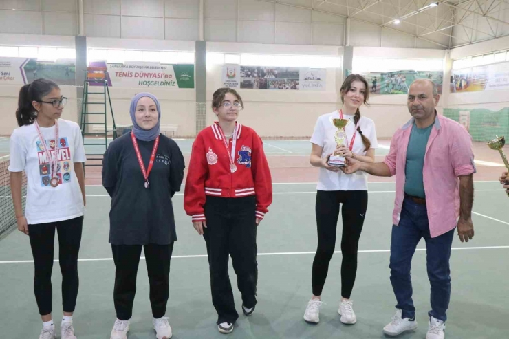 Tenis Turnuvasında Kupalar Sahiplerini Buldu