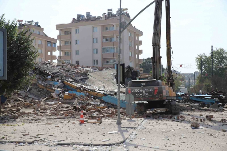 Gaziantep’te 12 Katlı Bina Yıkım Sırasında Çöktü