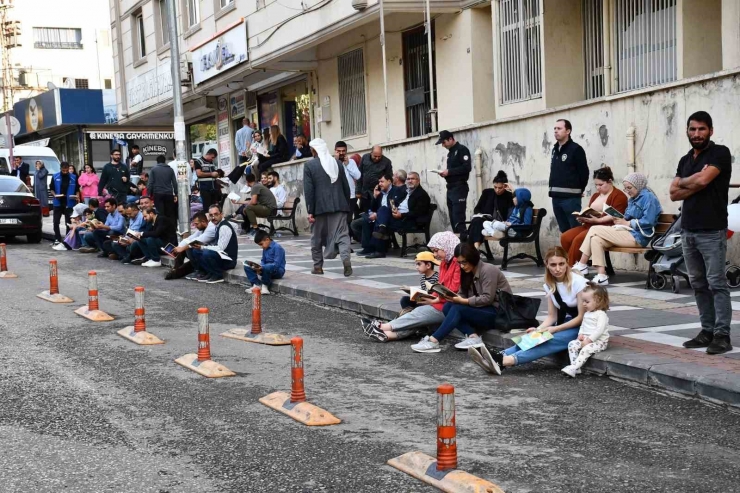 Öğrencilerin Girişimiyle Yüzlerce Siverekli Bir Arada Kitap Okudu